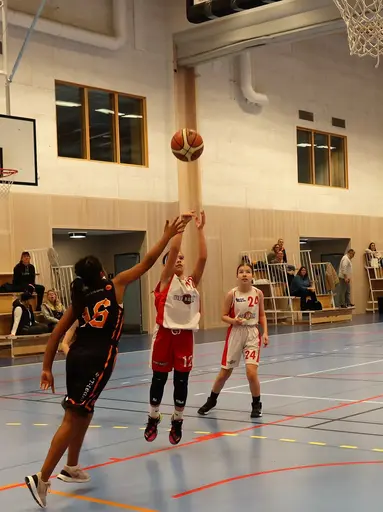 Vita laget besegrar FUBB