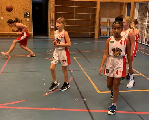 Högt tempo och tufft i Spångahallen!