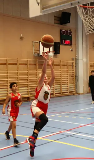Batalj i Rotebro gamla - tjejerna stänkte i massor med poäng!