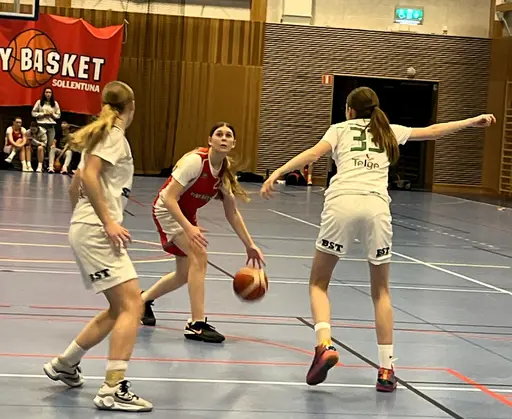 USM-omgång 3 för F09 på hemmaplan. Supertjejerna spelade fantastisk basket inför storpublik och vann mot Malbas men föll mot Högsbo o Södertälje.
