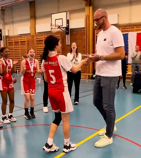 Mr Lampe himself delar ut klassens MVP till Hasti (F10 Open) och till Emma (F09 Open). MVP-priset. Player of the Game, Guldmedalj och Guldpokal (1 av 2 😎)