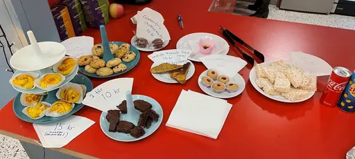 F10 står cafevärdar i Edsbergshallen i Dec 22