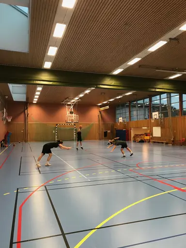1/11-2018: Under veckan har ett glatt gäng hängt i hallen och taggat upp inför Telge. Morgonträningar med Marco och Elliot samt kvällsträningar som vanligt, ett riktigt härligt lov med massa basket!