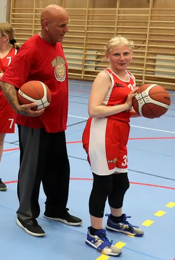 Supertjej mot sin egen förälder!