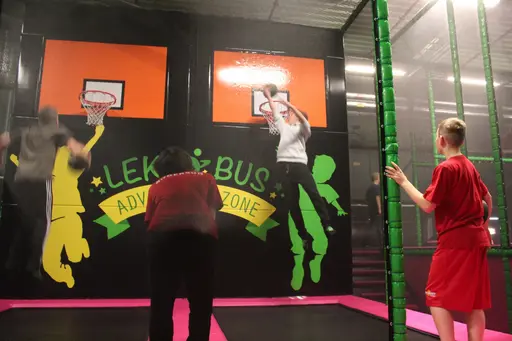 Glada P02-grabbar hoppar flera timmar i trampolinparken i Rotebro!