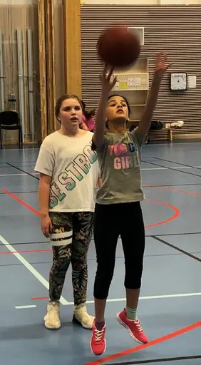 För att aktivera supertjejerna lite i påskhelgen körde vi en speciell Påsklovsträning