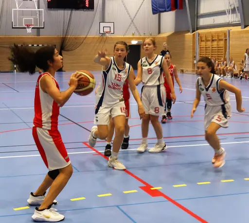 Supertjejerna var indelade i 2 jämna lag som båda tog A-Brons!