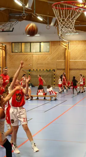 Supertjejerna stormar fram och gör mål mot Duvbo i Rissnehallen