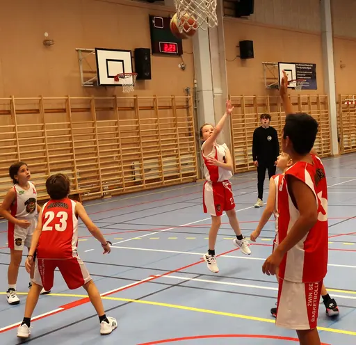 Batalj i Rotebro gamla - tjejerna stänkte i massor med poäng!