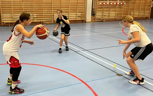 6 tjejer trotsade snöyran och hade extra rolig träning med bla "olika bollar i synk" och "3 liv"
