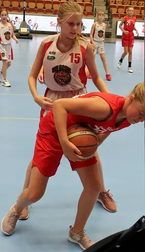 Uppvärmning*2, knuffen, var är bollen? och Inkasten*2