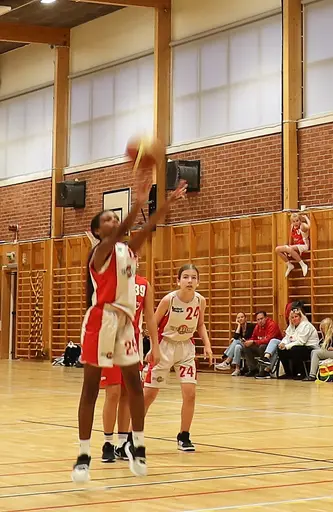 Supertjejerna var indelade i 2 jämna lag som båda tog A-Brons!