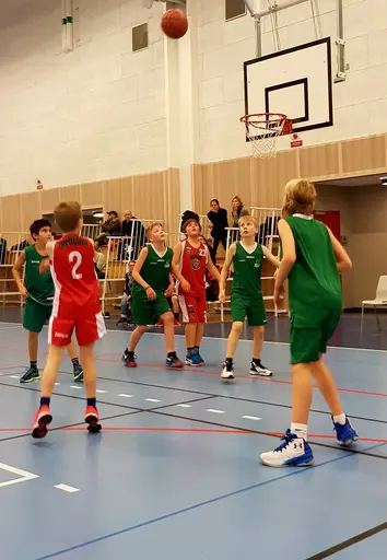 William skjuter och Douglas gör en layup