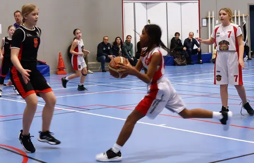 Härlig basket i Häggvikshallen och sång för Tyra