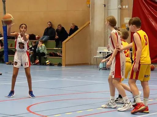 Full fart i Gamla Rotebrohallen mot Åkersbergas P10