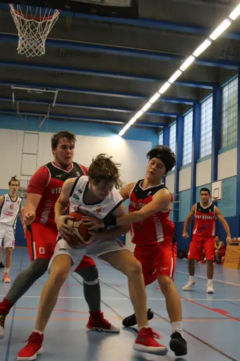 Albin skjuter, Adam o Jacob krigar, Gabriel hoppar högt, Josias attackerar (Fotograf Mats Anderson)