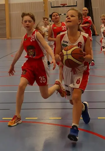 Supertjejerna in action i den avslutande träningsmatchen mot F09