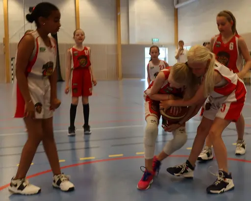 Full fart i Edsbergshallen mot F09 - en härlig säsongsavslutning på våra gemensamma träningar.