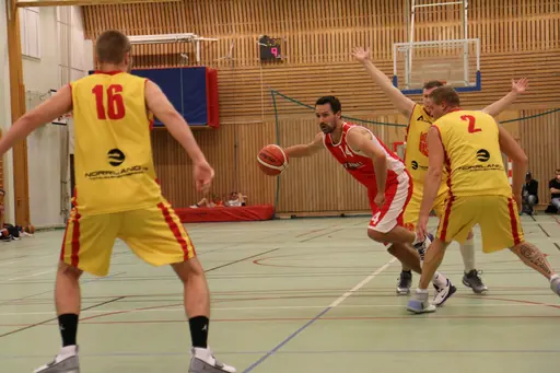 Mats Levin - snabbast av alla, bolltrollar och fintar 3 motståndare! (Fotograf Mats Anderson)