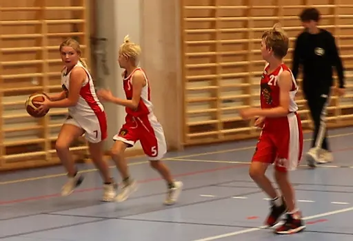 Batalj i Rotebro gamla - tjejerna stänkte i massor med poäng!