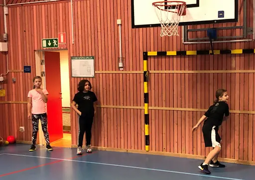 Ingen Telgecup tyvärr på Höstlovet - men supertjejerna hade lite kul ändå med längdkastning av olika "boll"typer!