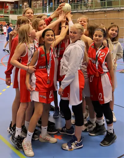 Lagen tackar varandra efter finalen, touch bucklan, F10 + P10 som båda vann guld! Publiken hyllar P10 (som vann en jämn final med 2p)