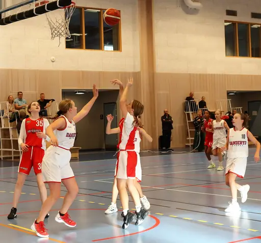 8 supertjejer besegrade Danderyd