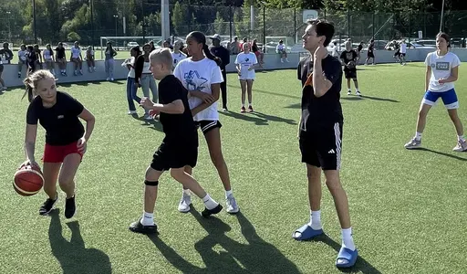 Supertjejerna spelar 3 mot 3 i sommarsolen på Vibyplanen!