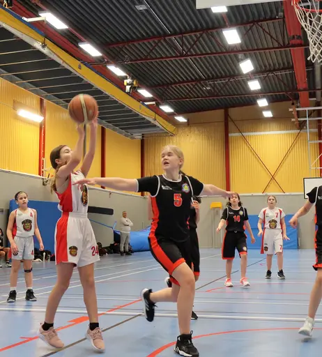 Härlig basket i Häggvikshallen och sång för Tyra