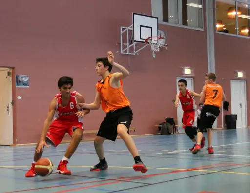 Gabriel tar sig förbi en Dolphinsspelare (Höst 2016)