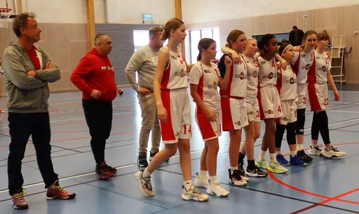 Supertjejerna besegrar Duvbo i premiärmatchen för Stockholmsslutspelet