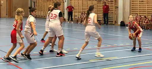 Intensivt i gamla Rotebrohallen mot Täby! (Foto: Veronica Wännman och Carina Höglund)