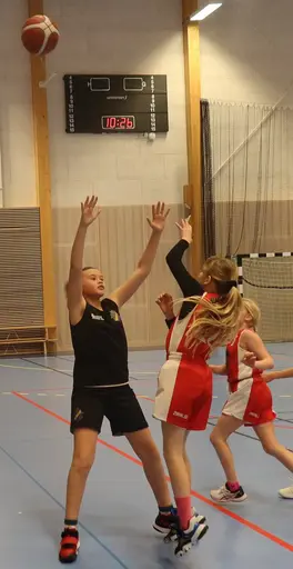 Supertjejerna flyger fram i Edsbergshallen mot AIK!