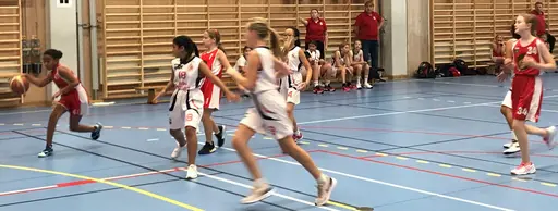 Intensivt i gamla Rotebrohallen mot Täby! (Foto: Veronica Wännman och Carina Höglund)