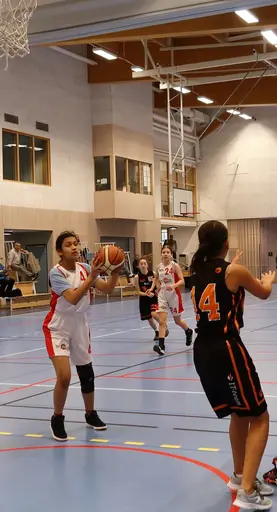 Vita laget besegrar FUBB