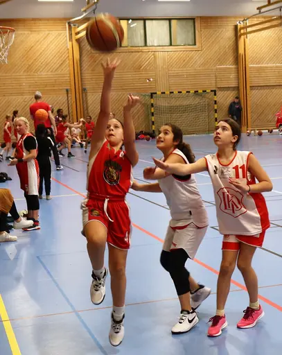 Supertjejerna stormar fram och gör mål mot Duvbo i Rissnehallen