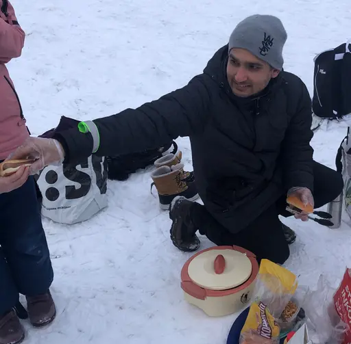 Skridskoprinsessorna både in action och i korv & bullpaus, korvfixaren Farazee.