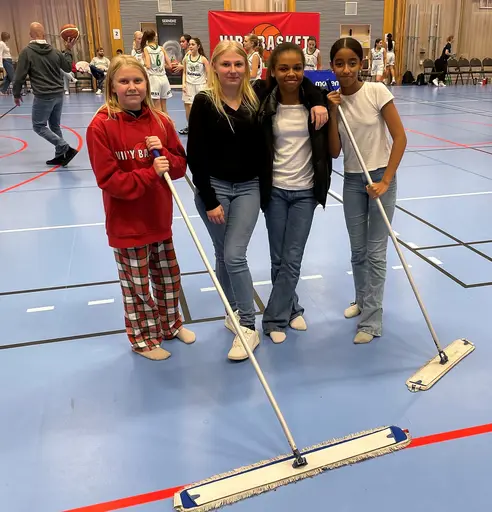 F08 spelade USM hemma och F10 hjälpte till både med torkning och matchspel (Emma o Lisa). F08 gick vidare! 