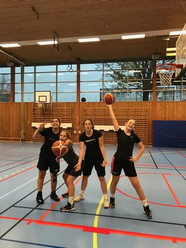 1/11-2018: Under veckan har ett glatt gäng hängt i hallen och taggat upp inför Telge. Morgonträningar med Marco och Elliot samt kvällsträningar som vanligt, ett riktigt härligt lov med massa basket!