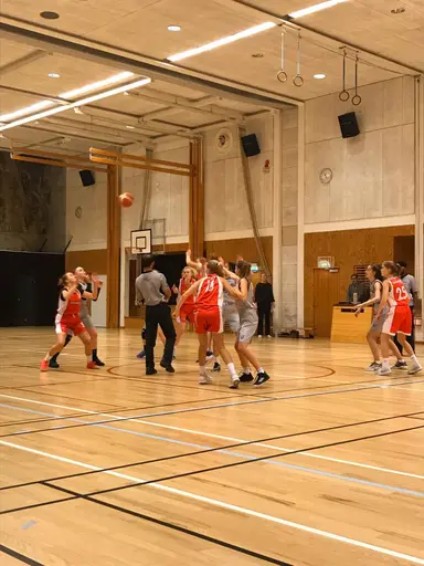30/10-2019: I lördags spelade Viby 04 (förstärkt med 05) en match som vi sen kommer glömma! Genom fantastiskt lagspel och tempo gjorde de för första gången över 100 poäng! 