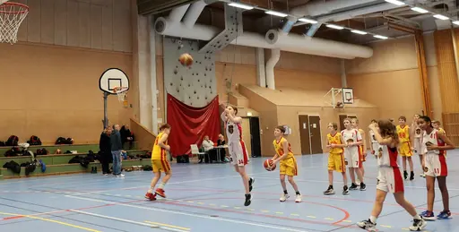 Full fart i Gamla Rotebrohallen mot Åkersbergas P10