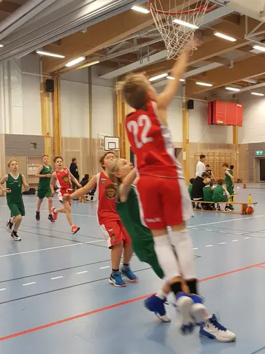 William skjuter och Douglas gör en layup