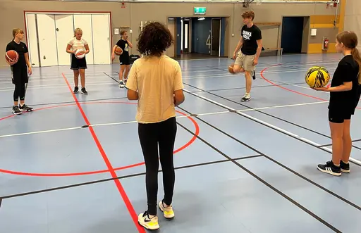 Tjejerna sjunger för Freja, bollning och coola moves med Calle, spel samt lite dunkshow.