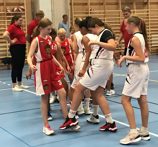 Intensivt i gamla Rotebrohallen mot Täby! (Foto: Veronica Wännman och Carina Höglund)
