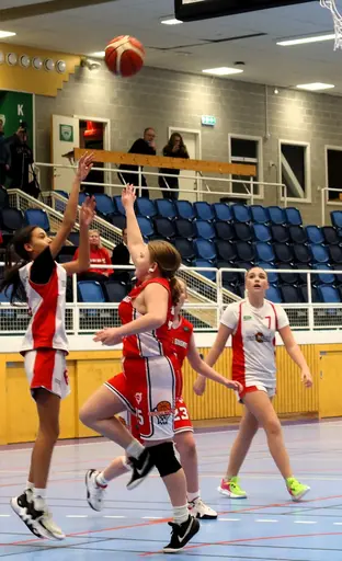 Supertjejerna spelar bländade basket mot Byn (från Luleå), Tureberg, Arvika och Skuru!