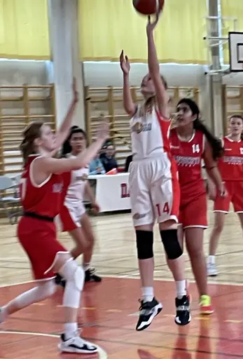 Maya, Jennifer, Selma, Arushi, Amanda, Aishani, Olivia o Maj i tuff batalj mot Danderyd