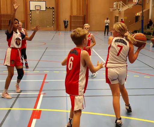 Batalj i Rotebro gamla - tjejerna stänkte i massor med poäng!