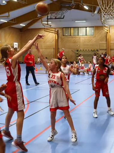 Supertjejerna stormar fram och gör mål mot Duvbo i Rissnehallen