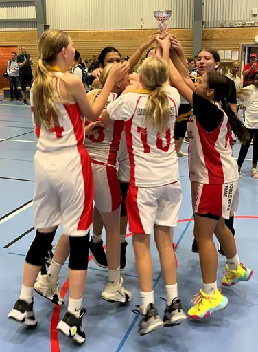 Vita laget - Guldtjejerna - in action mot Duvbo i finalen i Sigtuna i semin!