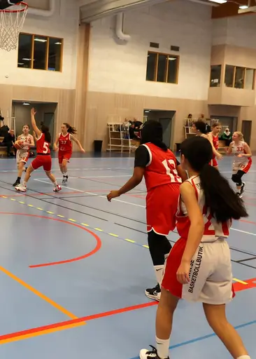 Vita laget befäster sin serieledning efter seger mot Duvbo